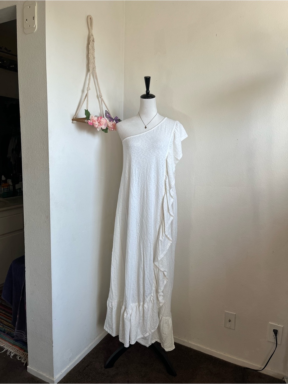 Free People Beach White Old shoulder ruffle maxi dress size m